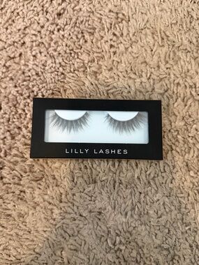 LILLY LASHES “LA” NEW